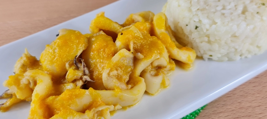 SEPIA EN SALSA DE VERDURAS CON GUARNICIÓN DE ARROZ
