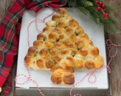 Step <p>Metemos a bandexa o forno que temos quente e cociñamos durante uns 15-20 minutos. Debe estar dourado e inchado. Axuste coa temperatura do seu forno.</p><p>Unha vez dourado sacámolo do forno, decoramolo con ramos de romeu e servímolo de inmediato, quente e filamentoso.<br /><br /><br /><br /><br />
</p><p><br></p> illustration