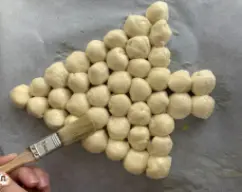 Step <p>Unha ver conseguida a figura desexada cepillamos a superficie con ovo batido.Unha ver conseguida a figura desexada cepillamos a superficie con ovo batido.</p> illustration