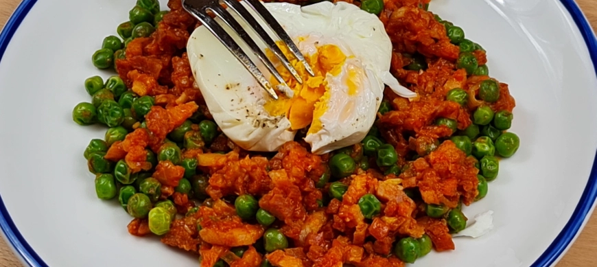 GUISANTES CON JAMÓN Y HUEVOS POCHÉ