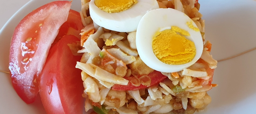 SALPICÓN DE LEGUMBRES CON PALITOS DE CANGREJO