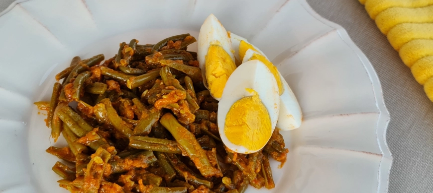 JUDÁAS VERDES CON TOMATE