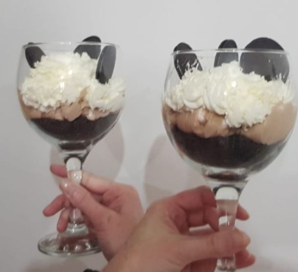 Vasitos de crema de avellanas y galletas Oreo