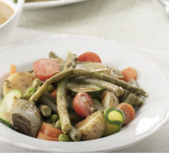Ensalada de verduras al vapor con salsa tahini
