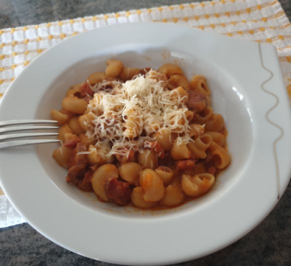 MACARRONES CON TOMATE Y CHORIZO